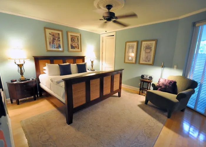 Pineapple Point Guesthouse & Resort - Gay Men'S Resort